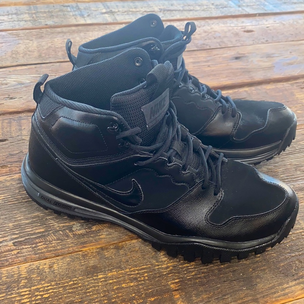 Men’s Nike Dual Fusion Hills Mid Leather boots. Box not included.